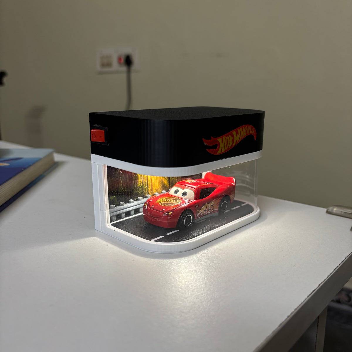 1:64 Lights Up Car Garage - Rechargeable | Led Car Display Case with On / Off switch
