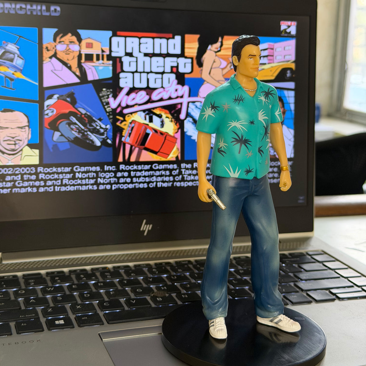 Rear view of the 18 cm Tommy Vercetti character figurine showcasing molded hair and denim jeans sculpt