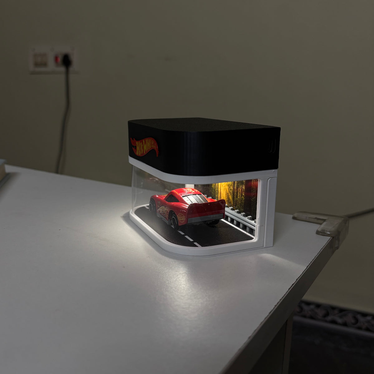 1:64 Lights Up Car Garage - Rechargeable | Led Car Display Case with On / Off switch